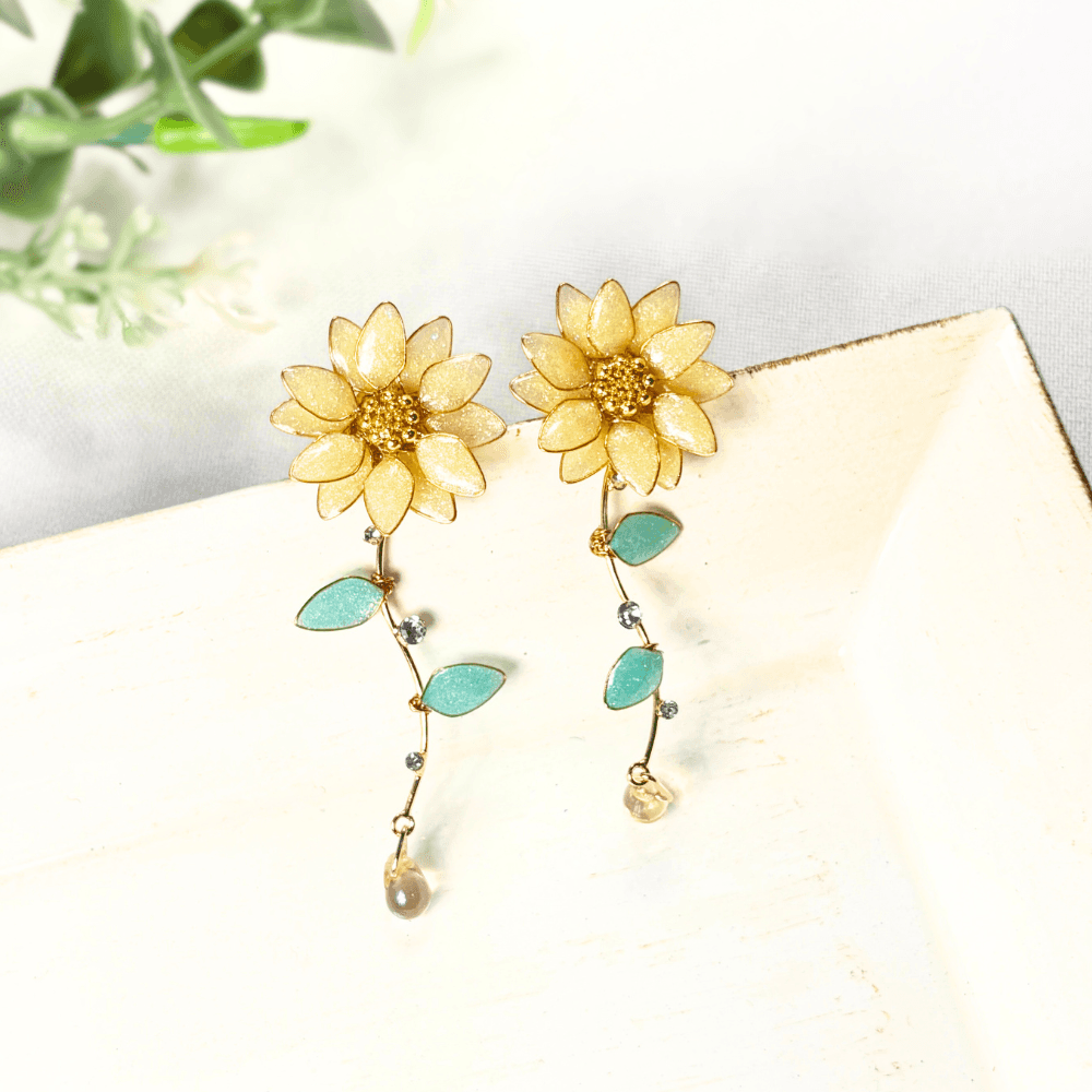 【2wayひまわりイヤリング】ニッケルフリー／レジン×ワイヤー／夏アクセサリー／キラキラ輝く／アレルギー対応／受注製作
